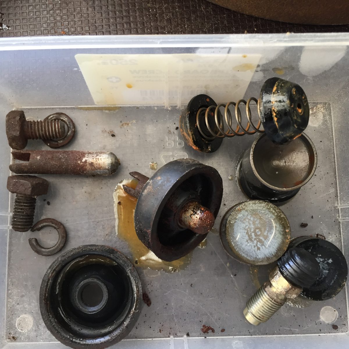 Cleaning up both rear brake cylinders, removing rust, cleaning pistons