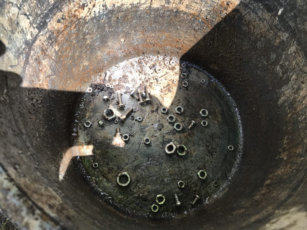 Cleaning the rust from within the tank – Mercedes Benz 180db